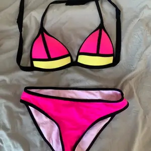 Neon färgad as cool bikini som är sparsamt använd och inga slitage och nytvättad, allt postas med spårbar frakt upp till 66kr genom PostNord appen :) allt sker via Swish 💓 pris kan diskuteras 