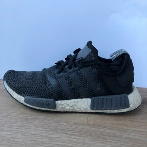 Adidas NMD storlek 40,5 - NMD r1 i storlek 40,5. Perfekt för sommaren super sköna 