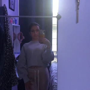 Tröja - Denna varma mysiga tröja säljer jag från NA-KD i storlek S men ja som har XS kan använda den oxå. Köpte den för 200kr så säljer den för 100kr