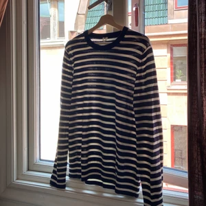 Stickad merino från Arket! - Mycket sparsamt använd. Stickad i 100 % merinoull. Perfekt till sommar men även kyligare väder🤍