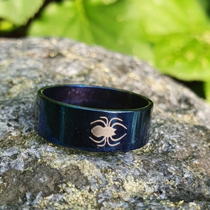 Blå stål ring med spindel mönster - Blå ring av rostfritt stål, storlek 20, diameter 18mm, den färgar inte av eller gör dina fingrar gröna eftersom de är gord av stål.