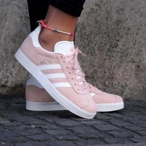 Adidas-sko ”Gazelle” ljusrosa - Mycket bra skick! Använda under en sommar. Ser ut som nya.