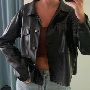 Skinnjacka  - Skinnjacka från zara, lite oversized och ganska tunt material. Bra skick! Frakt tillkommer