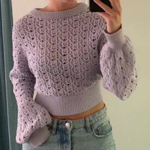 Lila stickad tröja  - En stickad tröja i superfin lila färg med knytning bak. Jättebra skick och nästan aldrig använd, frakt tillkommer! 