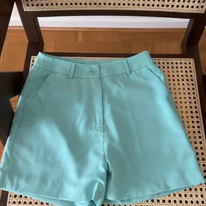 Shorts från stylepit - Ett par snygga turkos färgade shorts i storlek XS 34. Använt en gång. Från rök och djurfritt hem. 