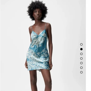 Zara klänning - Säljer denna jätte fina trendiga och helt oanvända zara klänningen! Aldrig använd, vara testad med alla lappar kvar! Säljer pga inte riktigt min stil. Köp för 300kr💞💞💞