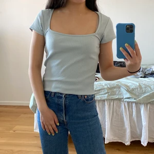 Blå nakd topp  - Jättefin ljusblå ribbad topp ifrån NAKD i storlek XXS, men passar även XS. Från kollektionen med Chole B.  Toppen säljs inte längre i denna färgen. Nypris 249. Köparen står för frakten. 