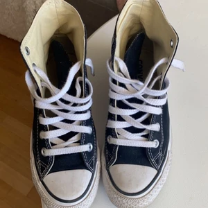 Skor  - Converse i stolek 37 ❤️ säljer då dem är lite för små skulle säga att de passar någon som har 37-38 , höj med minst 20, säljer bara  då jag får ett bra bud 