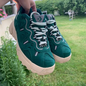 GOLF le FLEUR, Mörkgrön  - De är använda ett fåtal gånger, men i mycket fint skick. De är breda, så de passar även en 37:a. Mörkgröna skosnören följer med!