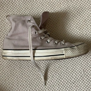 Ljuslila converse❤️ - Skorna har lite färgstänk på sig i rosa och vit😊 Fråga gärna om fler bilder!