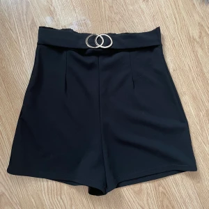 Shorts med spänne - Aldrig använda 