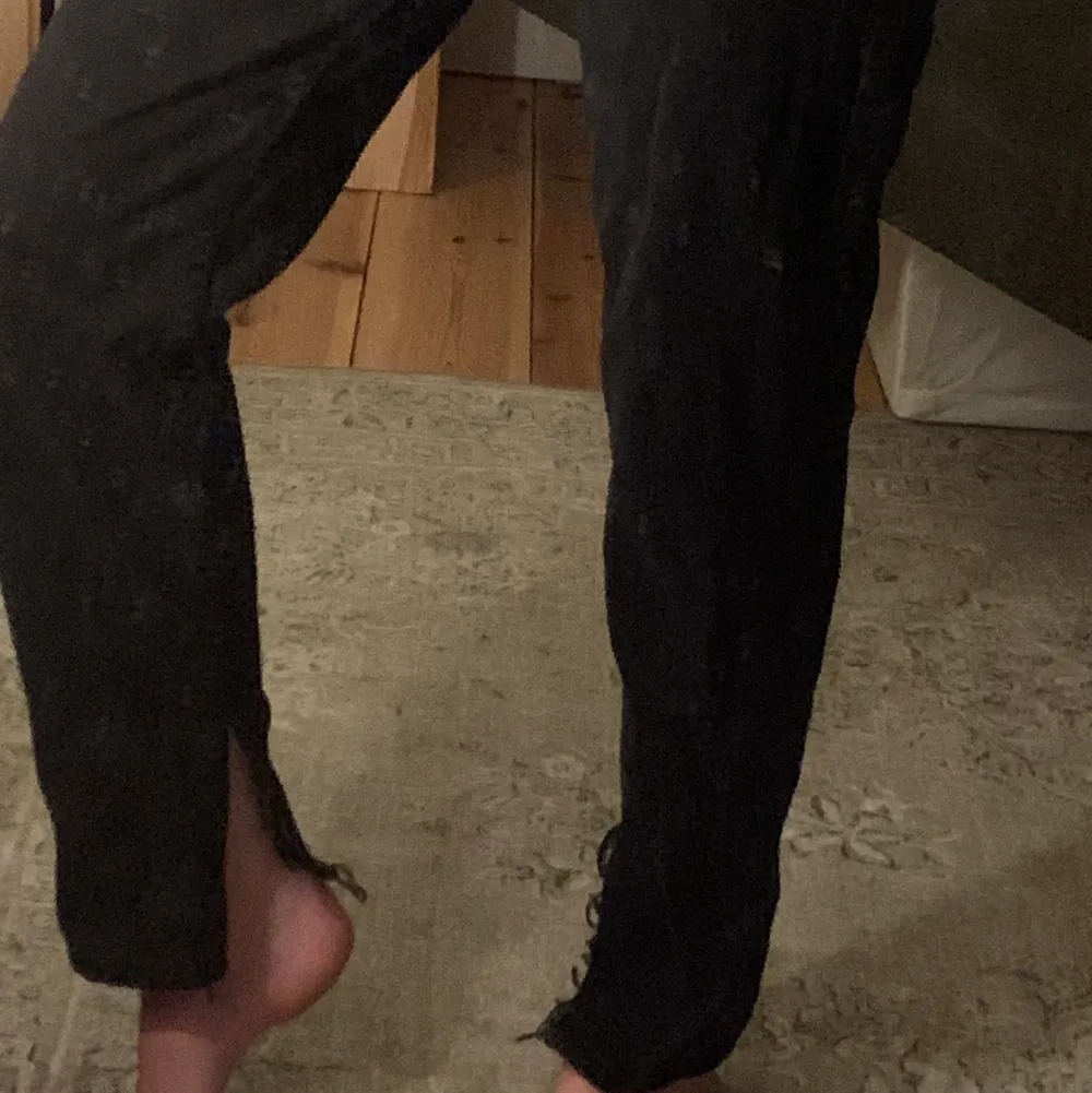 Snygga svarta jeans från zara i strl 32 med en slits på insidan av vardera ben (som jag själv har gjort). Frakt - 66kr🌻🌻. Jeans & Byxor.