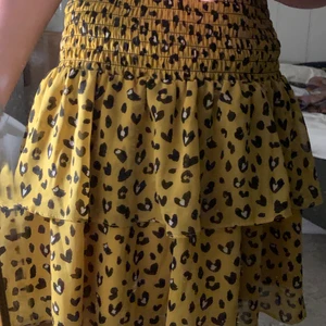 Gul kjol strl L  - Fin gul volangkjol med leopardmönster från ”Retro & Icone. Kjolen har strl L men den passar mig som vanligtvis har strl xs/34. Aldrig använd. Frakt - 66kr🐆🐆