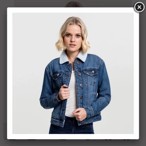 Ny fodrad jeansjacka - Från lager 157. Lappar och allt är kvar den är helt oanvänd. Storlek s men passar en m. Skitsnygg! 