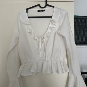 Vit blus - Boohoo - Vit blus som sitter väldigt fint! 