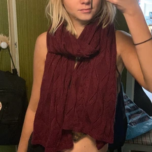 Halsduk - Vinröd/rödlila halsduk, supermysig, väldigt fint till hösten. 