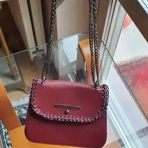 En liknade till Mcstella kourtney väska som är I åkta leather och mycket unik. Passar till allt och I mycket iI mycket bra skick 