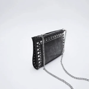 Zara - Säljer nu min jättesnygga och SLUTSÅLDA zaraväska!! Använd fåtal gånger, toppskick! Köparen står för frakten, dustbag medföljer💓💓Buda i kommentarena, öka med minst 10kr! HÖGSTA BUD: 302⚡️⚡️