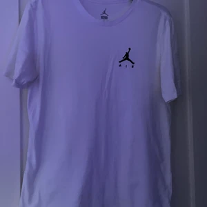 Nike Air Jordan t-shirt - storlek L - Är i bra skick. Passar M-L. Inköpt för 350 kr.