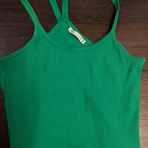 Säljer detta gröna linnet från zara för de inte kommer till användning längre.💕