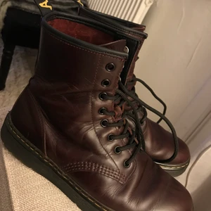 Dr Martens Thurston oxblod ÄKTA läder  - Inköpta Dr Martens-butiken i år, de är välbehållna, mycket mjuka och sköna (mjukare läder än de klassiska Dr Martens-modellerna - lättare att gå in) Jag har precis köpt ett par svarta i samma modell som jag använder mer! 🤩