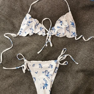 Bikinin  - Vit blommig bikini i storlek s, 50 kr plus frakt