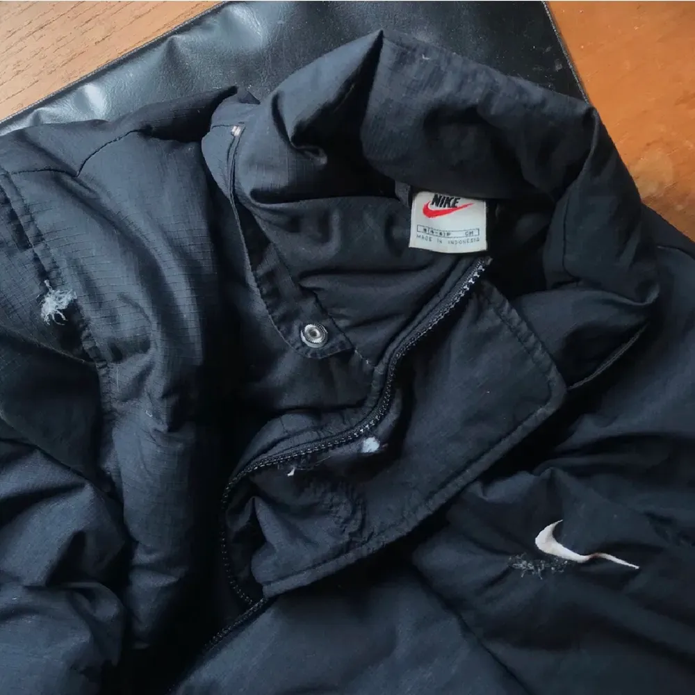 (INTRESSEKOLL) på min Nike jacka som jag köpte på Plick för ett år sedan. Använd under förra vintern. Finns några hål (tredje bilden) och försök på lagning under Nike märket på framsidan av jackan, men går säkert och fixa❤️ BUD FRÅN 400kr. Jackor.