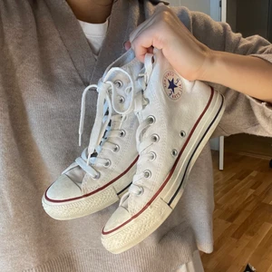 Vita converse 🤍 - Ett par vita converse, på bilden ser ni att de är lite smutsiga därav lägre pris🥰 glöm inte att converse är stora i storleken☁️ hör av er vid fler frågor🤍