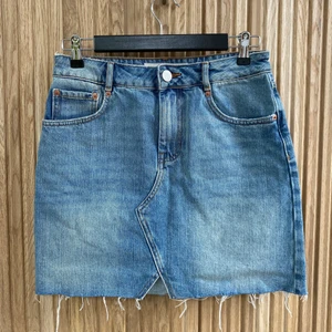 Jeanskjol storlek 38 - Fin jeanskjol från asos, aldrig använd då den inte passar mig. 