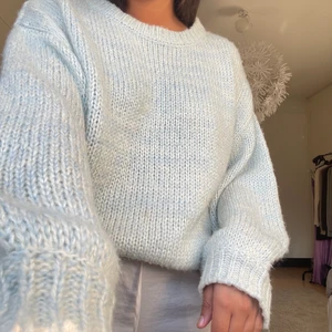 Ljusblå stickad tröja  - Lägger ut denna igen pga oseriös köpare! Den mysigaste tröjan med vida ballongärmar och perfekt passform 😍. Endast använd ett fåtal gånger. OBS. Bud är binadande! 💖