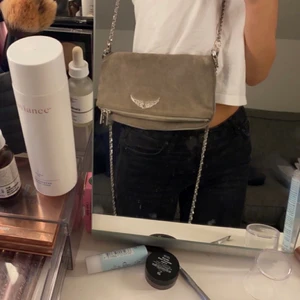 Zadig väska - Köpt vintern 2019 i butiken så dustbag och kvitto finns ifall man vill ha🥰 Anvönt  skick därav priset ❤️ 