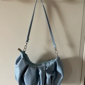 Blå väska - Ljusblå väska från SHEIN, jätte fin och perfekt storlek, men har en ny väska så den här kommer inte till användning. Inte använd så jätte mycket, och den är i bra skick. 20kr+frakt