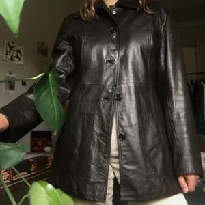 Svart skinnjacka! - Svart skinnjacka, sparsamt änvänd så i superfint skick! Köpt från myrorna för 899kr. 