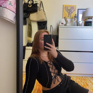 Unik svart tröja  - En långärmad svart tröja med knyten byst. Jätte snygg och unikt plagg som man kan använda till ett par snygga jeans eller ett par simpla svarta byxor 😍 har aldrig använt och köpt på second hand så vet inte märket, men de är bra kvalite 