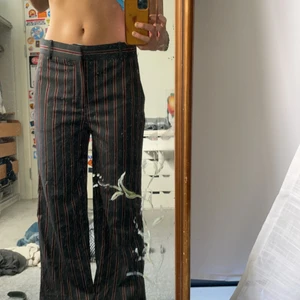 Snygga kostymbyxor från zara storlek m - Köpte dessa i två storlekar, men väljer att sälja dessa i storlek m o spara s hemma. Dom är hur sköna som helst! Detta par aldrig använt. Förgen är mörkblå/grå och mörkröd🤌