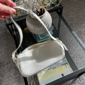 Vit handväska - Axelväska från Nelly.com i ormskinnsimitation 