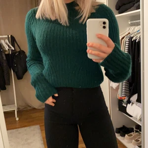 Grön stickad tröja - Säljer denna snygga gröna tröja från bikbok då den aldrig använda så passar bättre hos någon annan, storlek XS. ( slutsåld på hemsidan) 