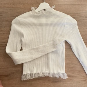 Supersöt tröja - Säljer denna supersöta tröjan , använd ca 1 gång . Den är i superskick. Säljer pga att den aldrig kommit till användning. Storlek M men passar mig som är S/XS