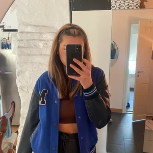 Collage jacka - En blåa super smygg varsity jacka perfekt till hösten, bra skick köp direkt för 400kr högsta bud:250kr