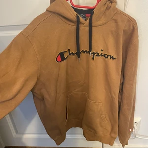 Champion hoodie - Hoddie köpt för 500kr säljer för 250kr storlek L