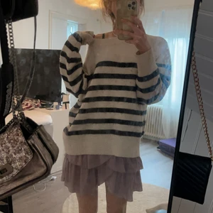 Tröja - Populära tröjan ifrån hm! Storlek m så sitter overzised på mig som är xs-s, köparen står för frakt 