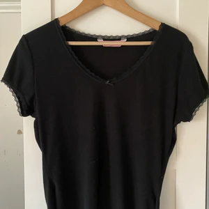 Odd Molly T-shirt med spets och rosett - Så söt odd Molly tröja med spets och en liten rosett💕