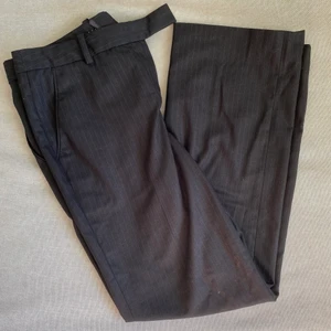 Randiga kostymbyxor - Randiga kostymbyxor från H&M, står strl 38 i byxorna men mer som 36, de är även lågmidjade.😎😎 Kolla gärna in mina andra annonser eller skriv för frågor (om ex fler bilder).💕