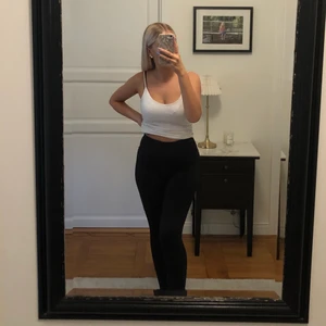 Byxor - Svarta träningsbyxor med ribbade ränder på benet från workout empire💗