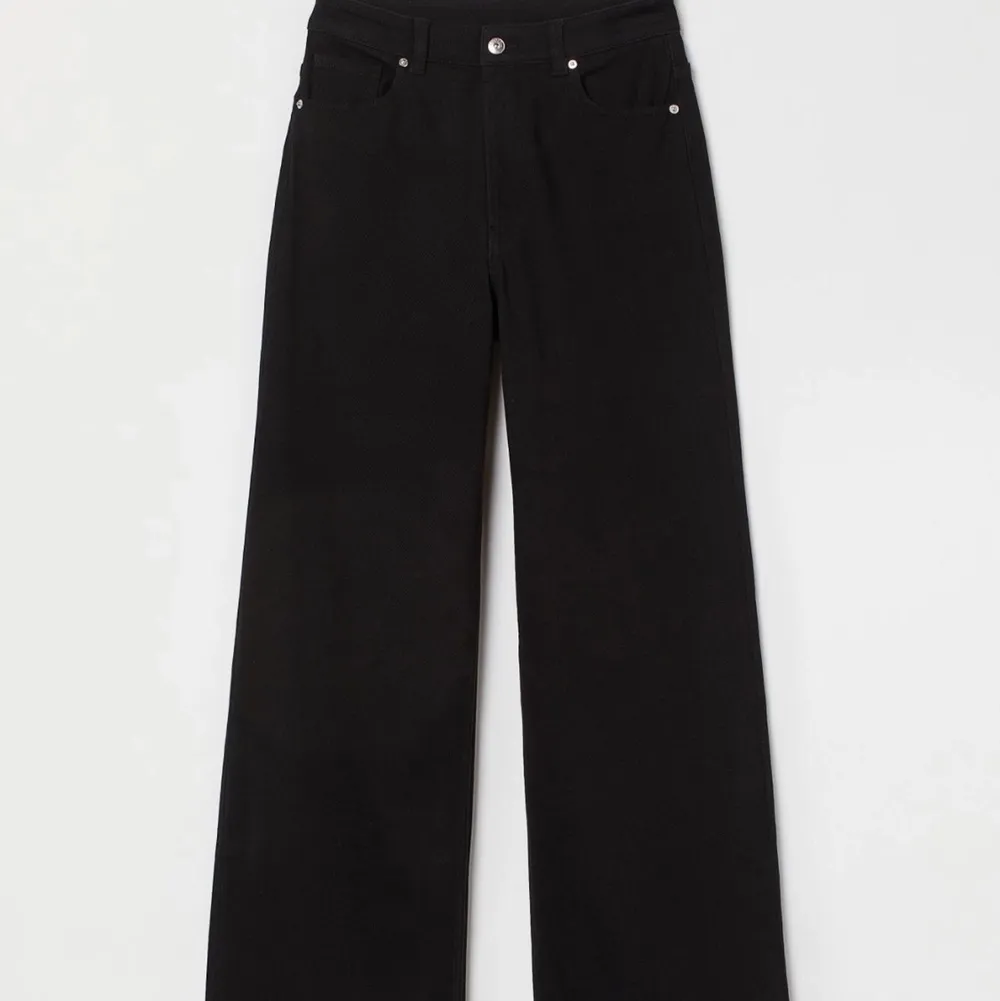 Svarta jeans i storlek 36, använda 1 gång, så i fin svart färg! Säljer då de är för korta enligt mig på mig!. Jeans & Byxor.