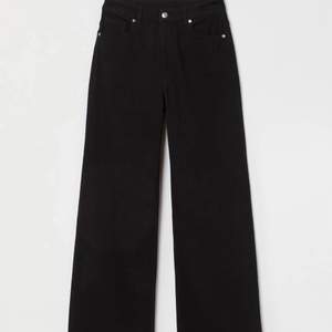 Svarta jeans i storlek 36, använda 1 gång, så i fin svart färg! Säljer då de är för korta enligt mig på mig!