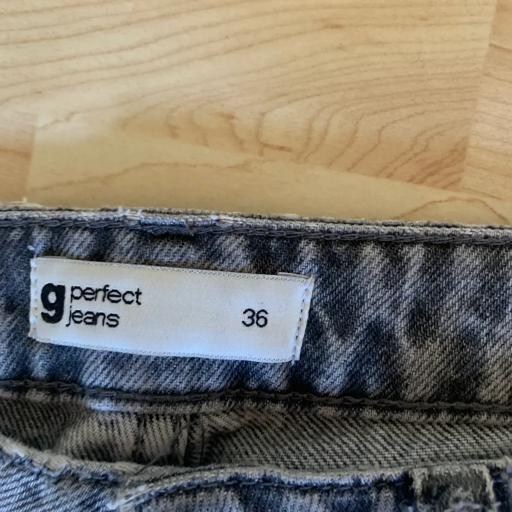 Gråa snygga jeans från Gina, är för tajta på mig. . Jeans & Byxor.