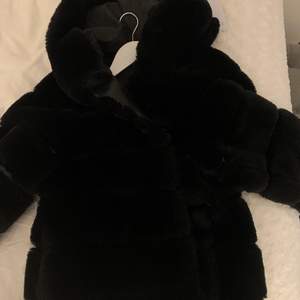 En svart jätte fin päls jacka som är lite oversized, fin till alla olika outfits 