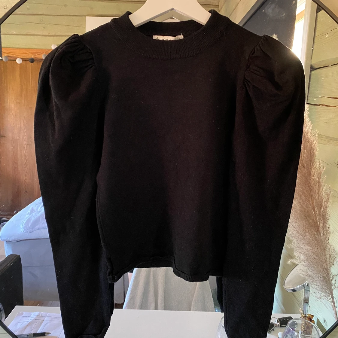 tajt tröja med puffiga axlar strl S