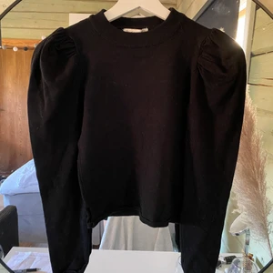 tajt tröja med puffiga axlar strl S - Super snygg tröja